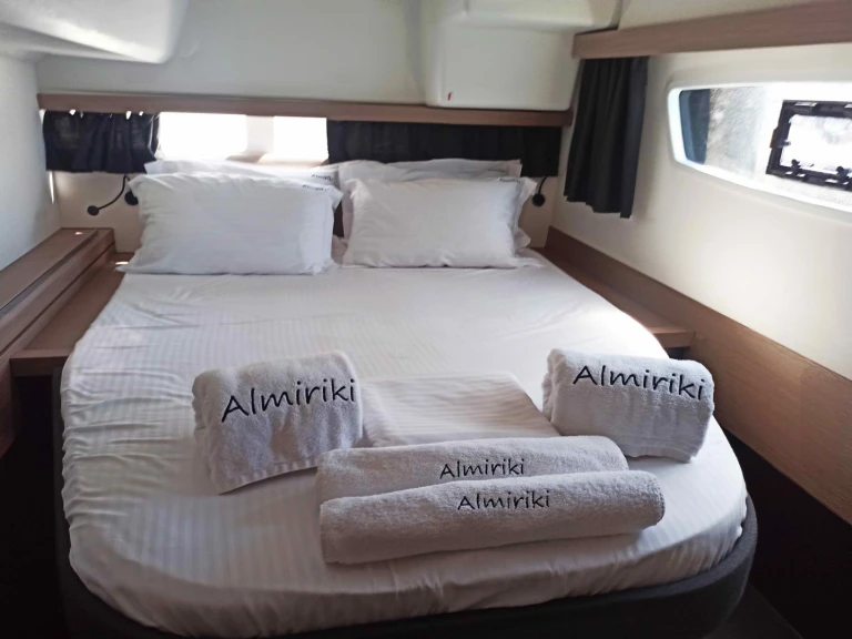 Louez un Fountaine Pajot Isla 40/5 cab à Paros (Ile)