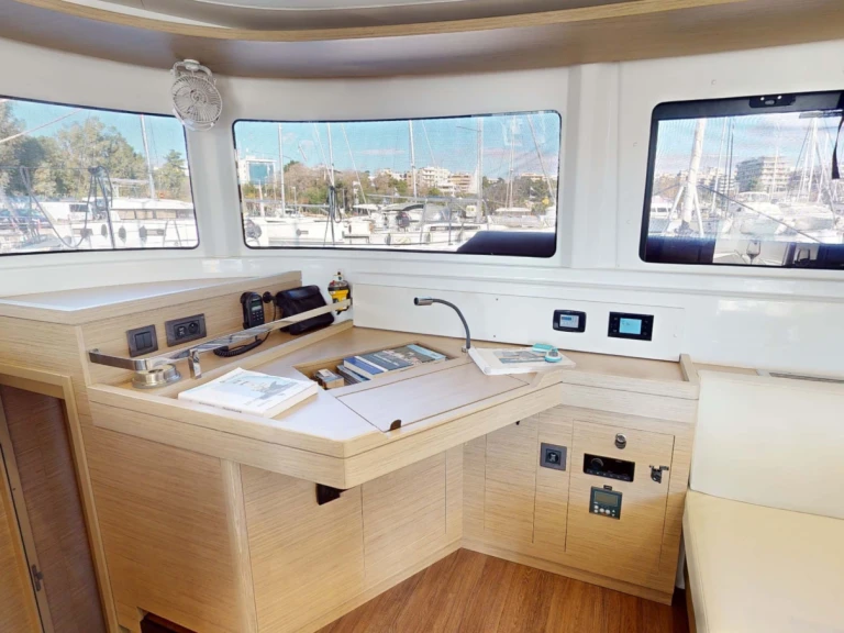 Location bateau Lagoon Lagoon 46 Fly (6 cab.) à Álimos sur Samboat