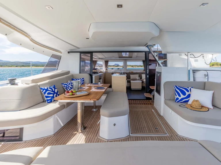 Louez un Fountaine Pajot FP 44 /6 cab à Néa Péramos