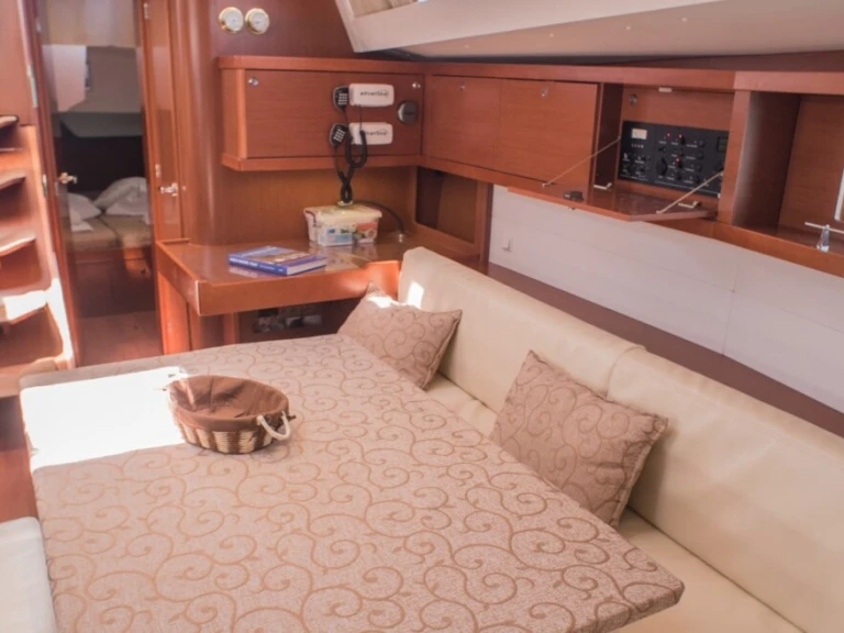 Louez un Bénéteau Oceanis 48 /5cab à Ávdira