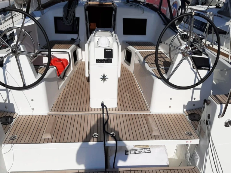 Location bateau Jeanneau Sun Odyssey 410 /3cab à Bormes-les-Mimosas sur Samboat
