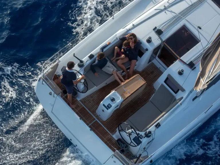 Location à Bormes-les-Mimosas - Jeanneau Sun Odyssey 410 /3cab sur SamBoat