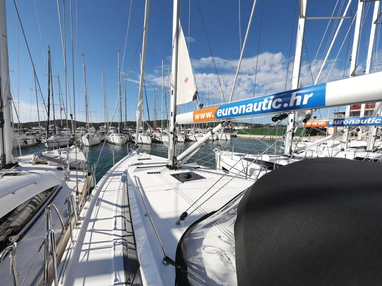 Louez un Bavaria Bavaria C42 à Biograd na Moru