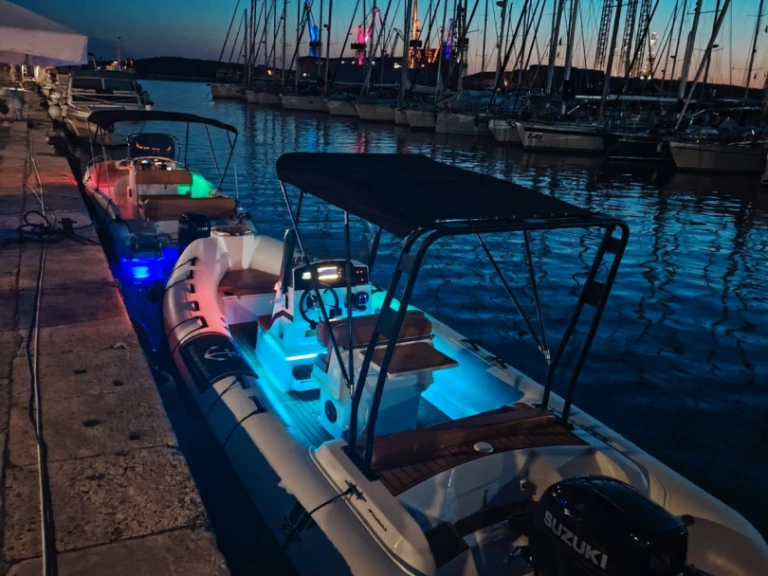 Louer Semi-rigide avec ou sans skipper Tiger à Pula