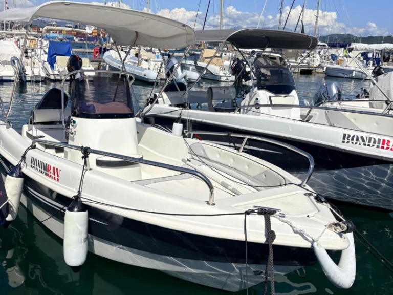 Location Bateau à moteur Trimarchi avec permis