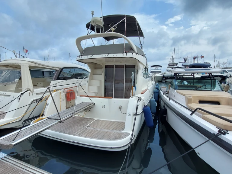 Location à Vieux Port de Cannes - Jeanneau Prestige 36 Fly sur SamBoat