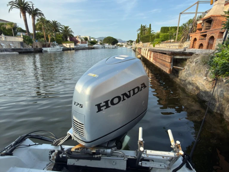 Semi-rigide à louer à Empuriabrava au meilleur prix