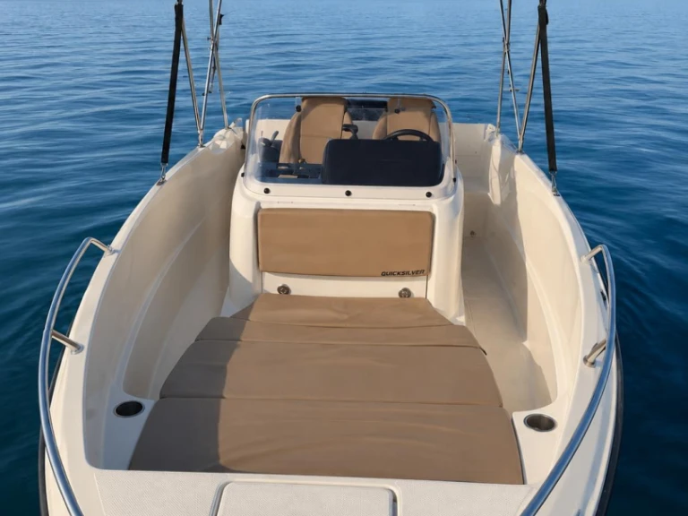 Bateau à moteur à louer à Saint-Laurent-du-Var au meilleur prix