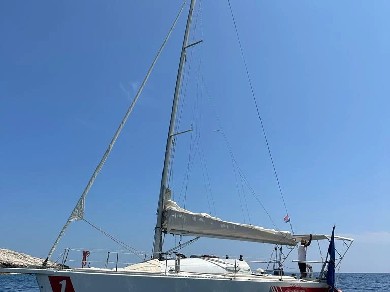 Jeanneau Jod 35 a louer à Hvar
