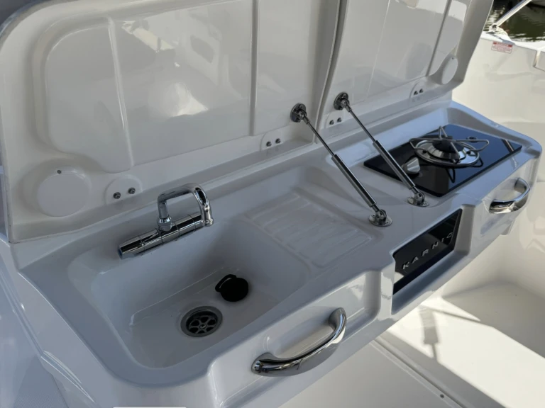 Location Bateau à moteur Karnic avec permis
