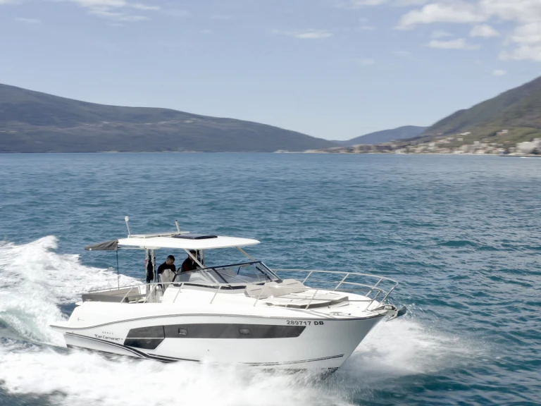 Location bateau Jeanneau Cap Camarat 10.5 WA à Dubrovnik sur Samboat