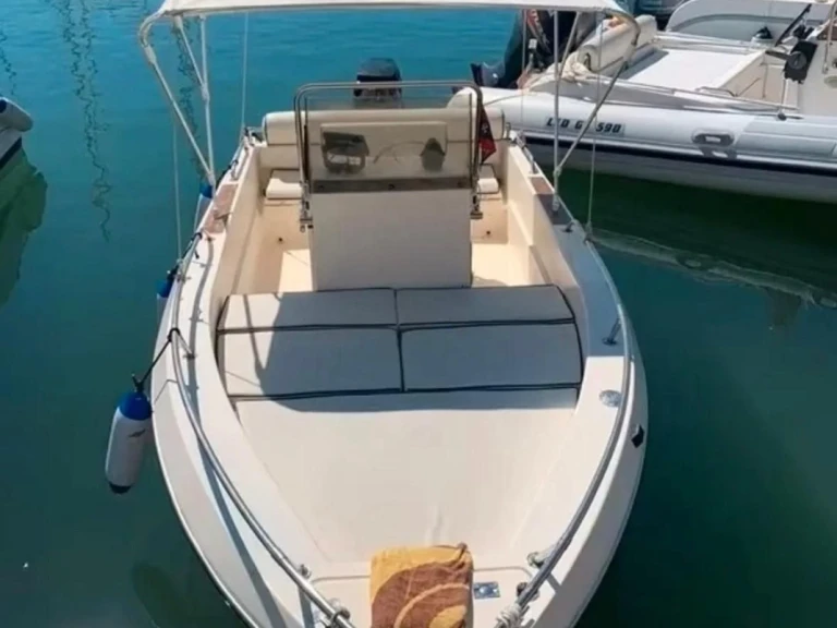 Location Bateau à moteur Capelli avec permis