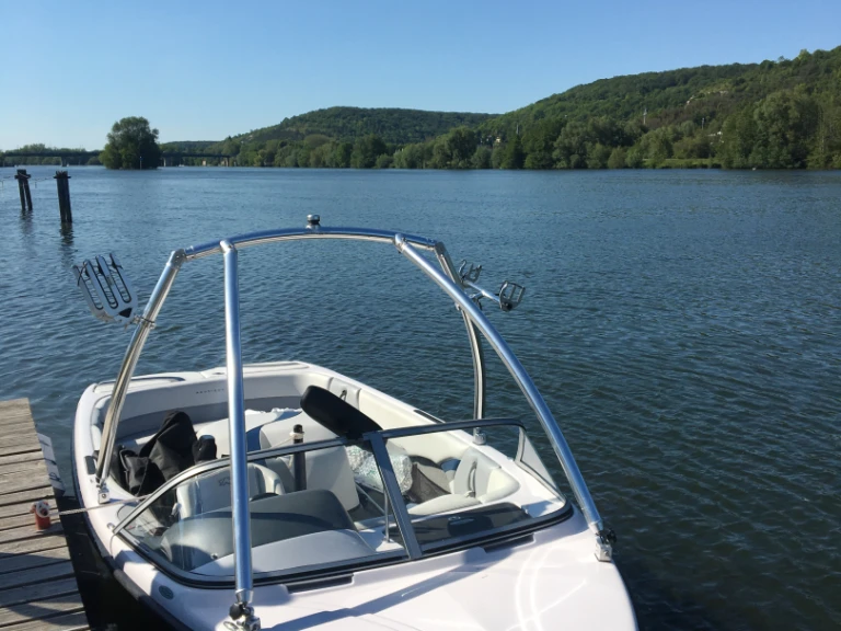 Bateau à moteur à louer à Vernon au meilleur prix