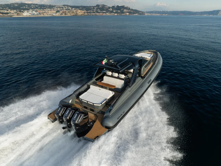 Bateau à moteur à louer à Poltu Quatu au meilleur prix