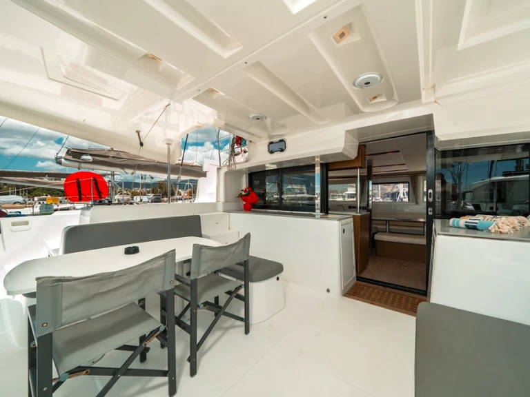 Catamaran à louer à Néa Péramos au meilleur prix