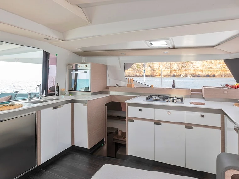 Location bateau Fountaine Pajot Elba 45 à Bas du Fort sur Samboat