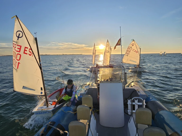 Louer Semi-rigide avec ou sans skipper COBRA RIB à Cádiz