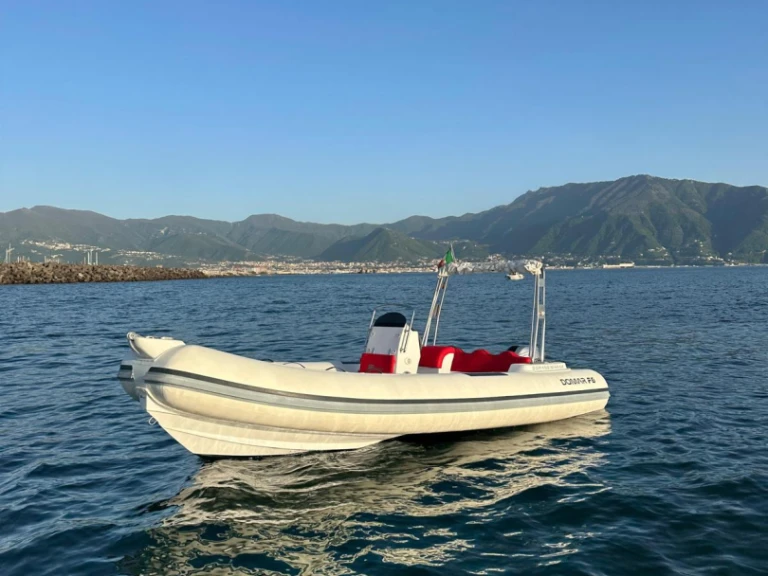 Location Semi-rigide à Torre Annunziata - DOMAR F6