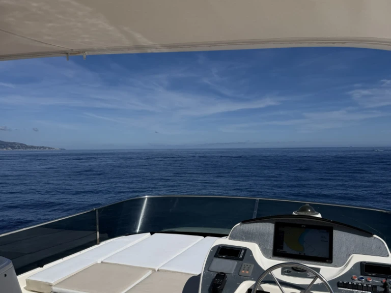 Yacht à louer à Marina Baie des Anges, France au meilleur prix