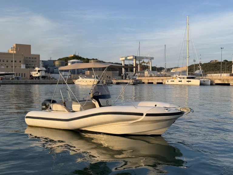 Semi-rigide à louer à Marina deportiva de Menorca au meilleur prix