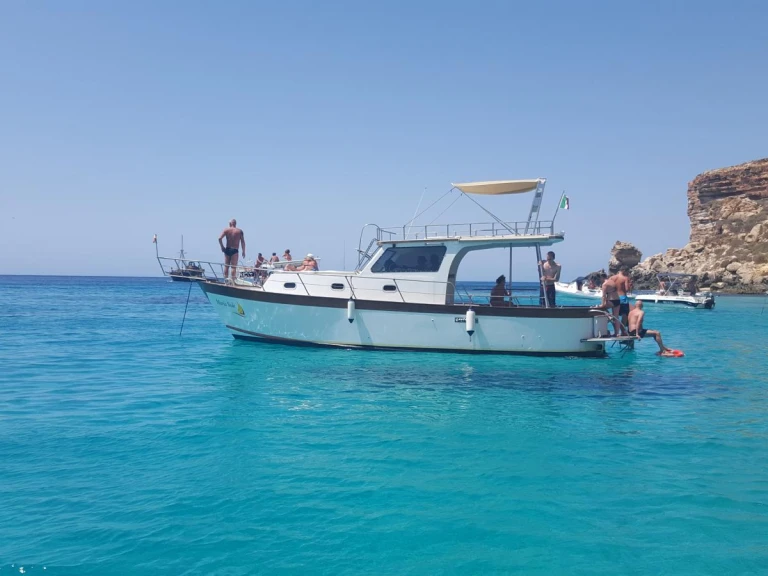 Bateau à moteur à louer à Lampedusa au meilleur prix