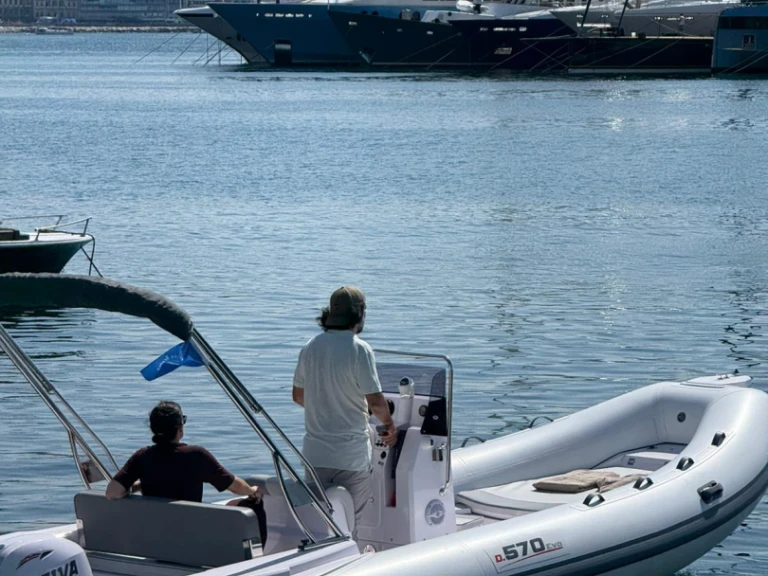 Semi-rigide à louer à Naples au meilleur prix