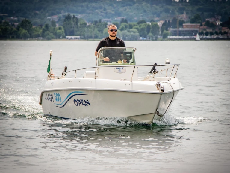 Louer Bateau à moteur avec ou sans skipper Bellingardo à Angera