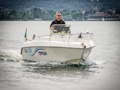 Noleggio Barca a motore con o senza skipper Bellingardo a Angera