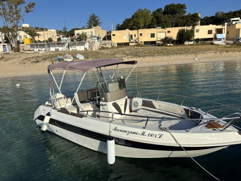 Bateau à moteur à louer à San Vito Lo Capo au meilleur prix
