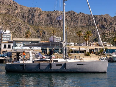 Charter a Bénéteau Oceanis 45 in Port de Pollença on Samboat
