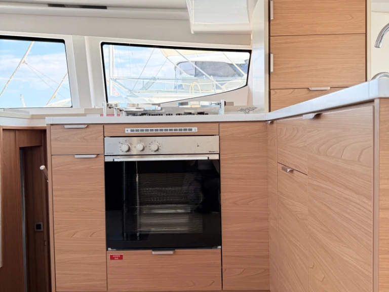 Catamaran à louer à Lávrio au meilleur prix