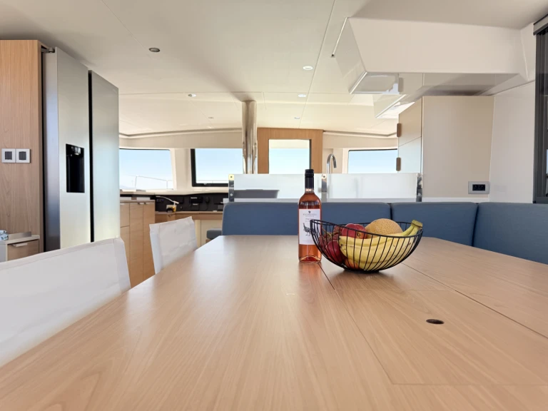 Catamaran à louer à Lávrio au meilleur prix