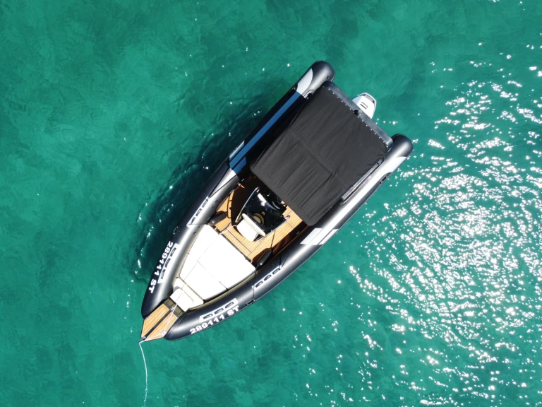 Louer Semi-rigide avec ou sans skipper Inception à Trogir
