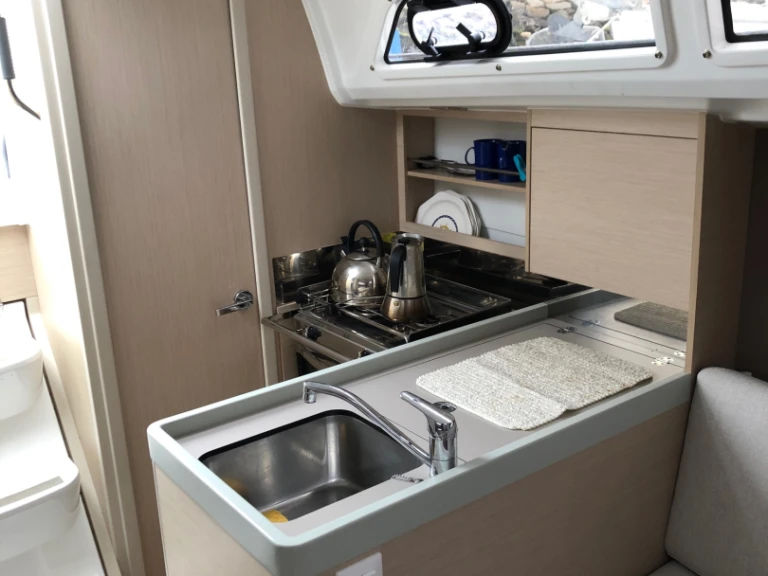 Location bateau Port de Trébeurden pas cher Oceanis 30.1