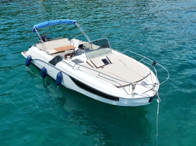 Bareboat Rental Motorboat Bénéteau with a boat licence