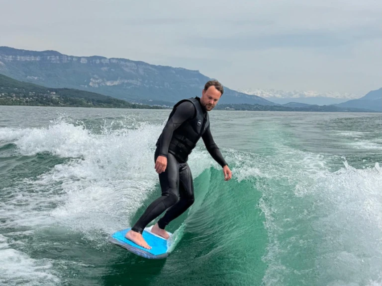 Louer Bateau à moteur avec ou sans skipper Nautique Correct Craft à Aix-les-Bains