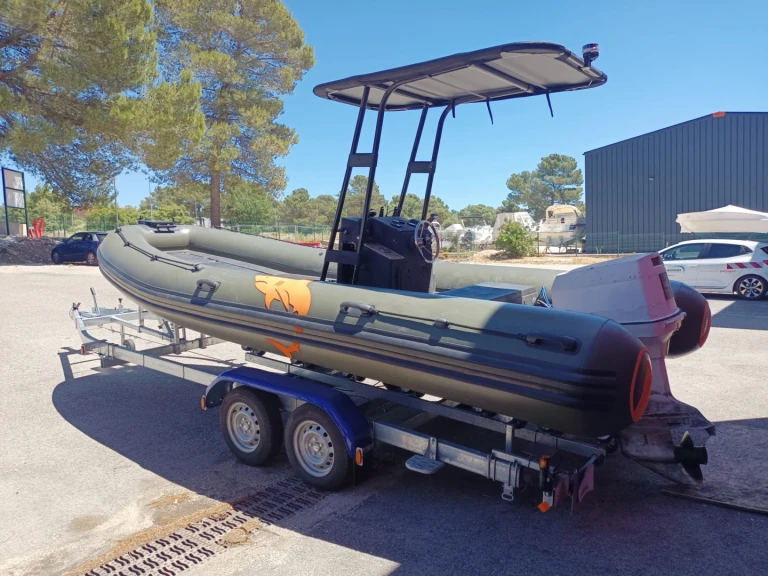 Louer Semi-rigide avec ou sans skipper Zar à Le Brusc