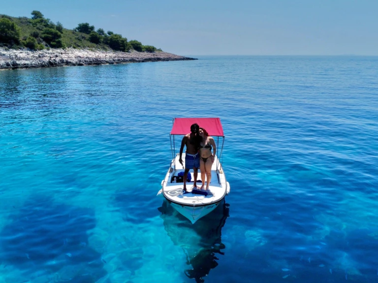 Louer Bateau à moteur avec ou sans skipper Jugoplastika à Hvar