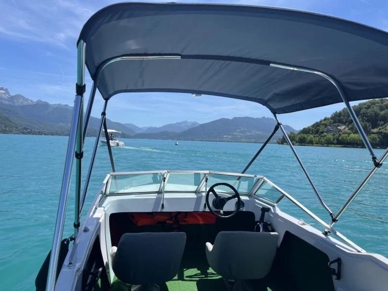 Bateau à moteur à louer à Annecy au meilleur prix