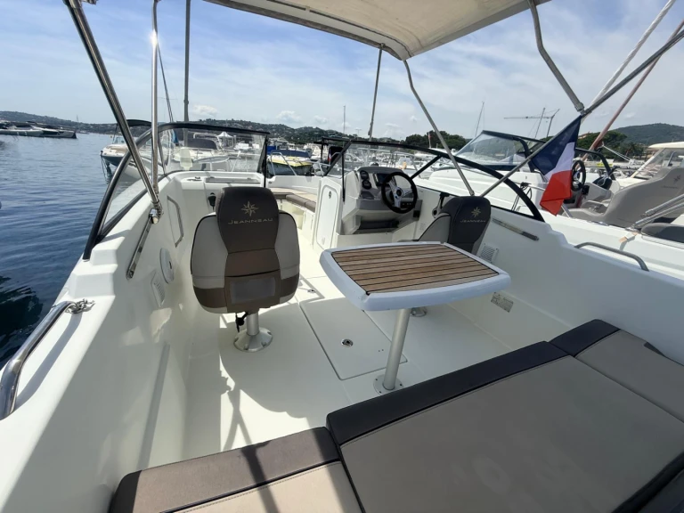 Location Bateau à moteur à Les Issambres - Jeanneau Cap Camarat 6.5 BR