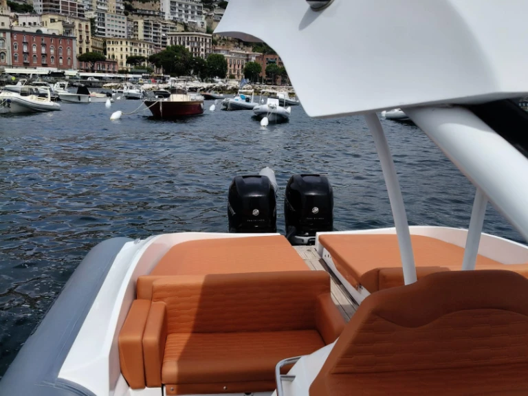 Semi-rigide à louer à Naples au meilleur prix