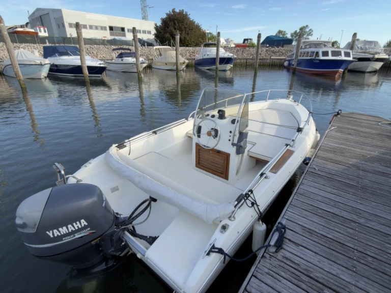 Louer Bateau à moteur avec ou sans skipper Capelli à Portegrandi I