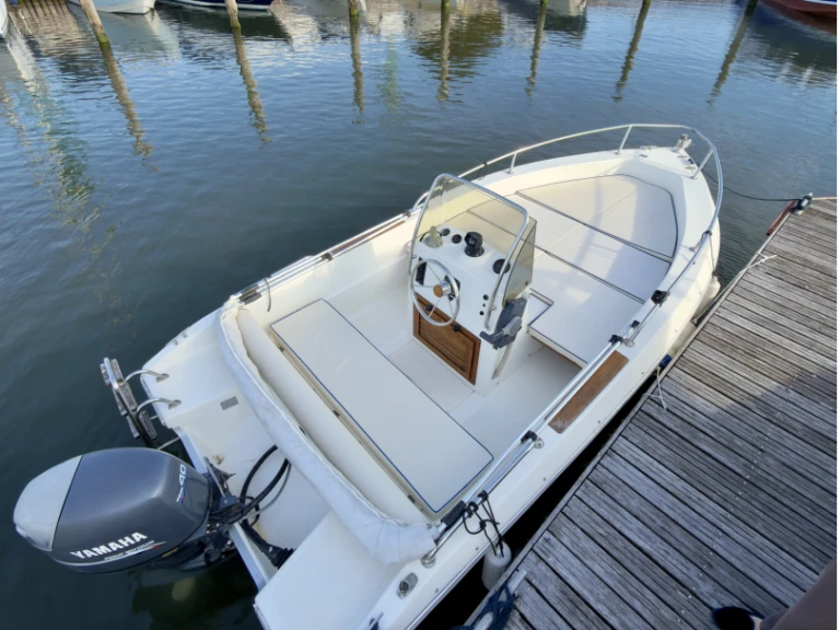 Location Bateau à moteur Capelli avec permis