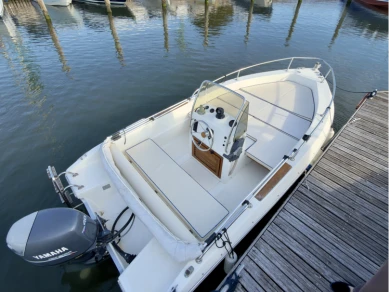 Location Bateau à moteur Capelli avec permis