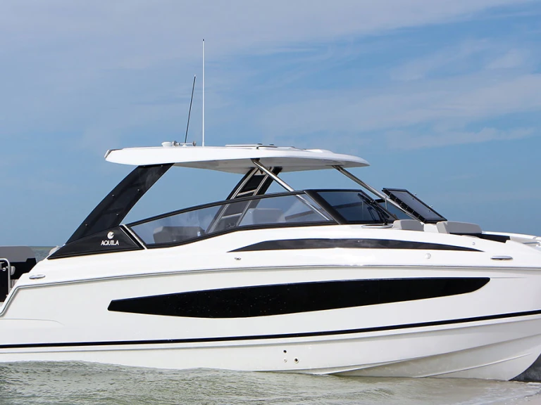 Location bateau Le Marin pas cher Aquila 32 Sport