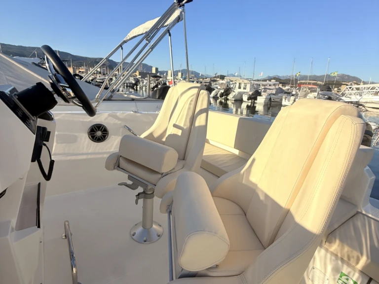 Bateau à moteur à louer à Ajaccio au meilleur prix
