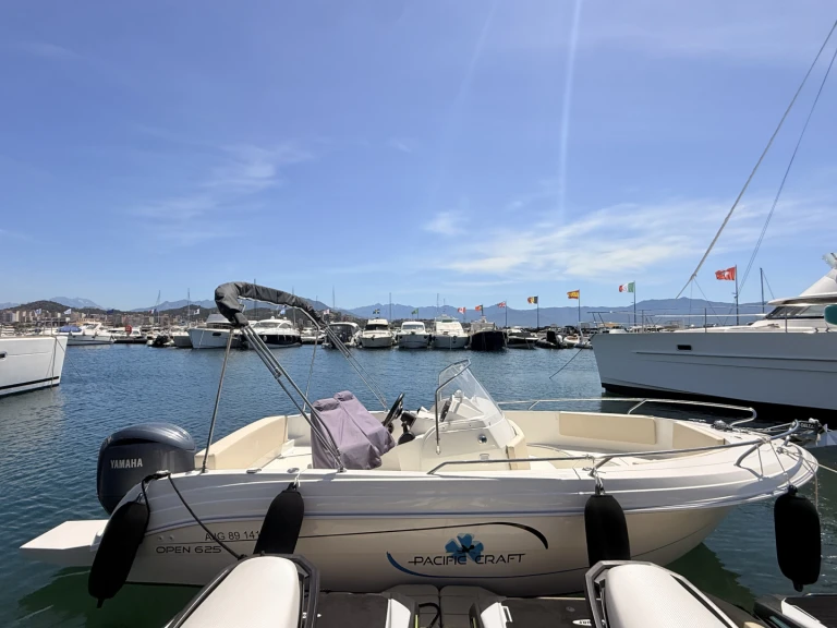 Location Bateau à moteur Pacific Craft avec permis