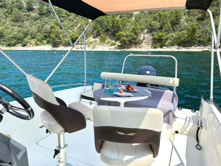 Location bateau Bénéteau Flyer 6 SUNdeck à La Seyne-sur-Mer sur Samboat