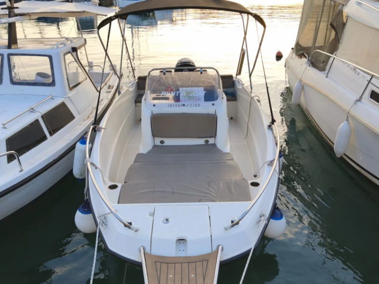 Louez un Quicksilver Activ 555 Open à Vela Luka