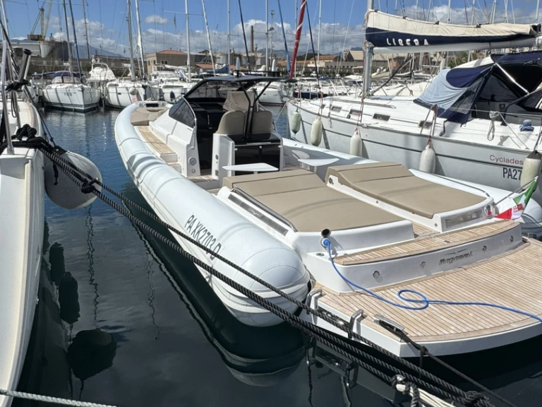 Location Semi-rigide à Palerme - Magazzu MX-13 coupè